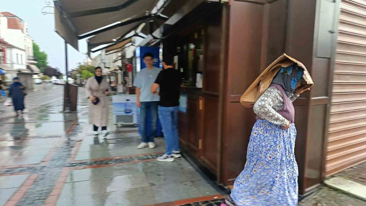 Edirne'de sağanak yağış: Vatandaşlar karton ve poşetle yağmurdan korunmaya çalıştı