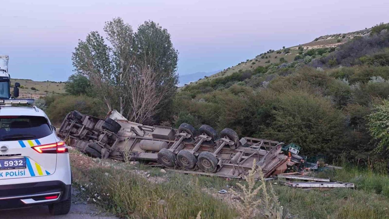 Ekmek yüklü tır şarampole devrildi