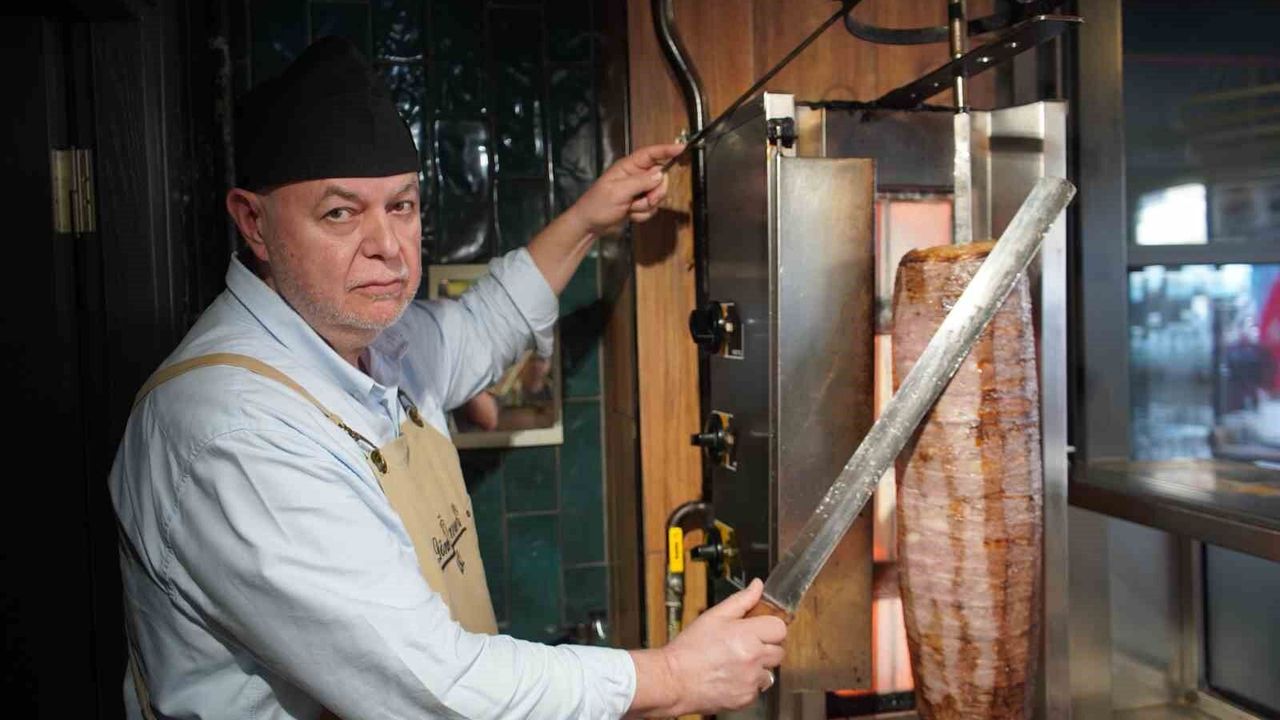 Emekli profesör, baba mirası dönerci dükkanına sahip çıkıyor
