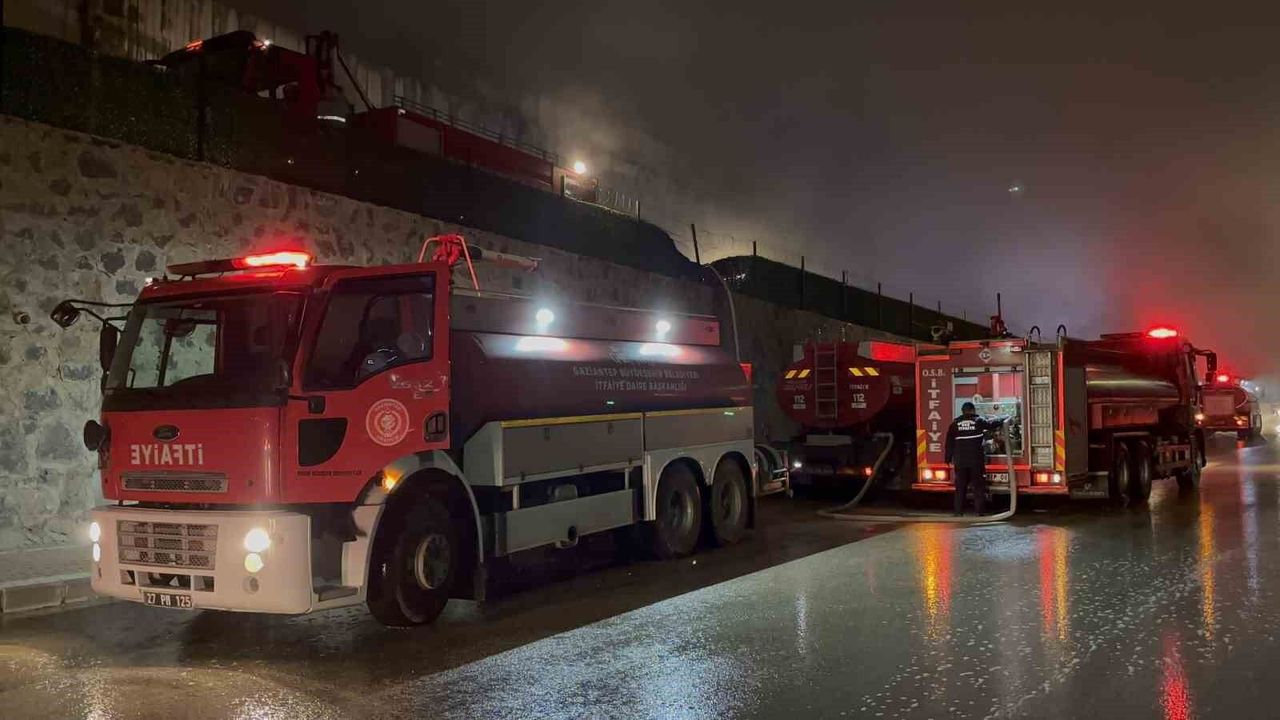 Gaziantep'te mobilya fabrikası yangını kontrol altına alındı