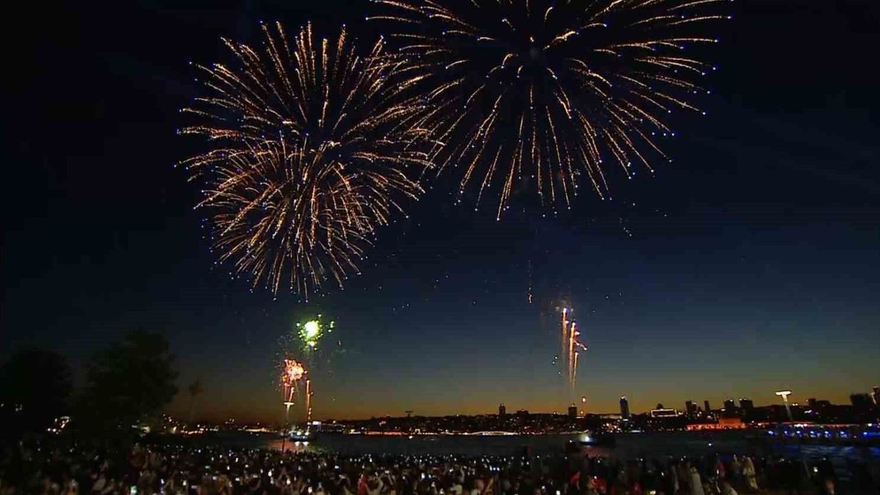İstanbul'da fetih coşkusu: Boğaz'da havai fişek gösterisi