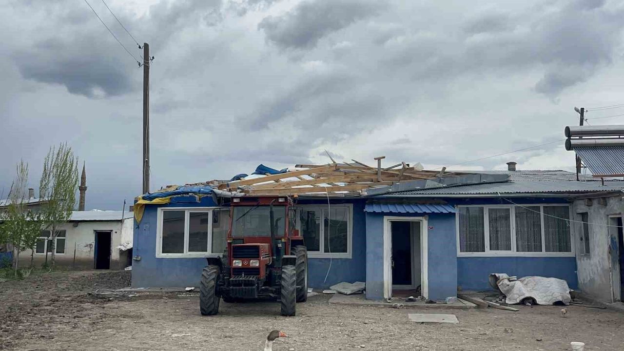 Kars'ta fırtına hayatı olumsuz etkiledi: Çatılar uçtu, güneş panelleri savruldu