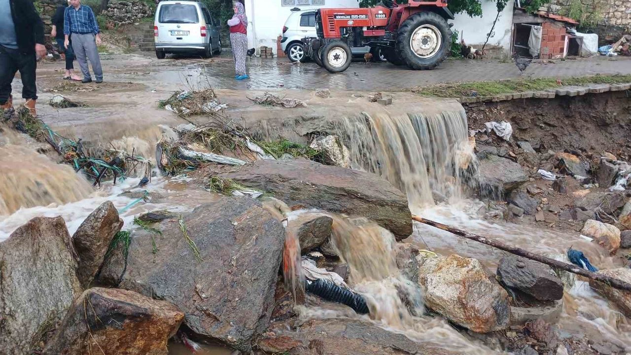 Manisa'da sağanak ve dolu etkili oldu