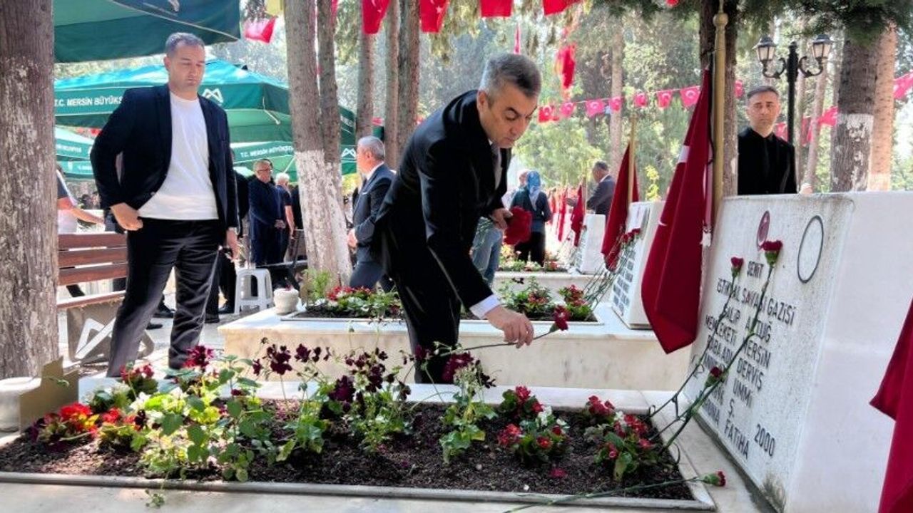 Mersin'de bayramda şehitlik unutulmadı