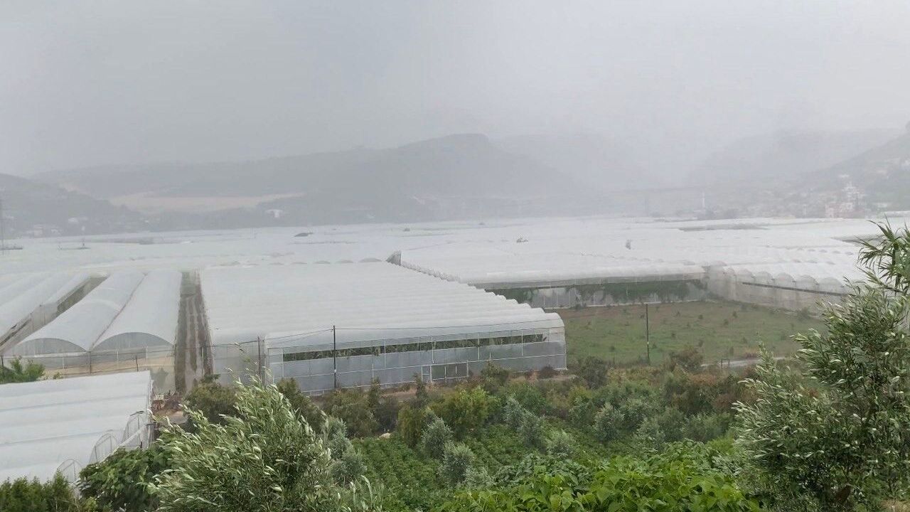 Mersin'de meteorolojinin uyarısı sonrası yağış etkili oluyor