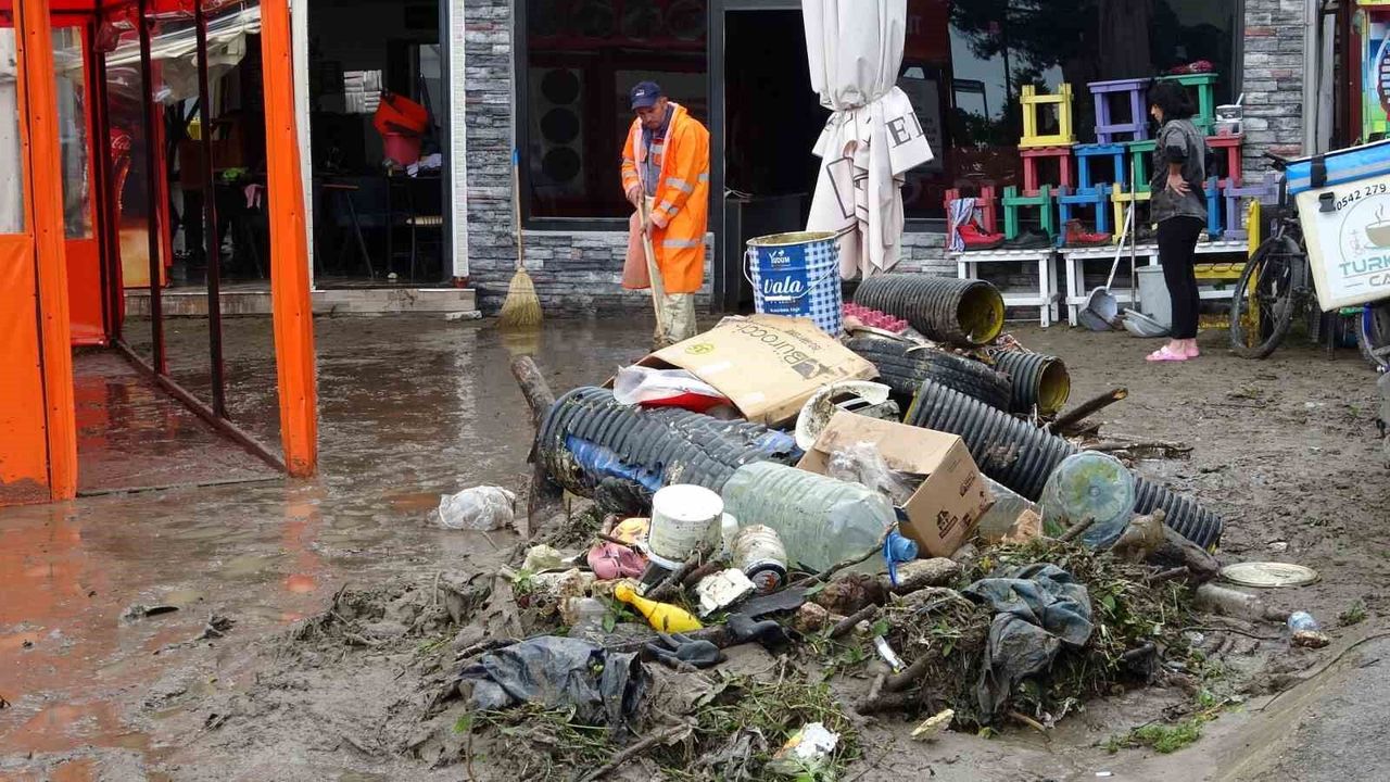 Ordu'da sağanak nedeniyle iş yerlerini su bastı, dereler yükseldi