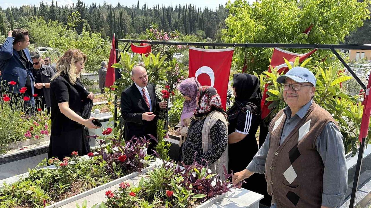 Osmaniye'de şehit kabirlerine karanfil bırakıldı