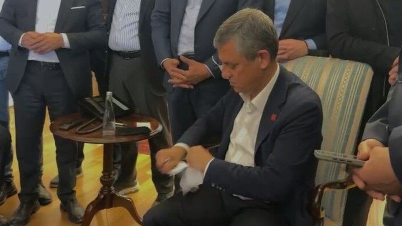 Özgür Özel kendisine verilen mutlak butlan tebligatını yırttı