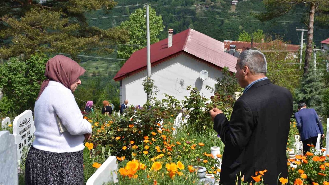 Sakarya'da arefe günü mezarlıklarda duygu dolu ziyaret
