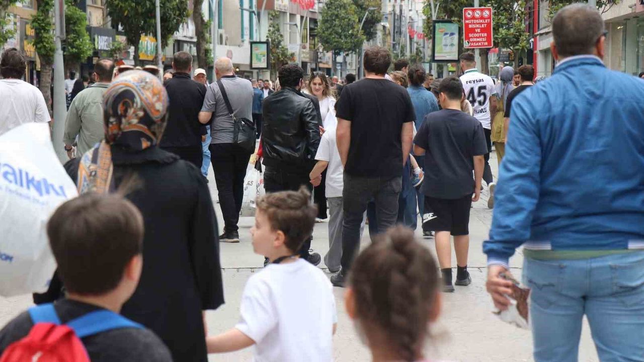 Sakarya'da bayram alışverişi telaşı: 'Kedi yavrusu gibi sağa sola dağıldık'