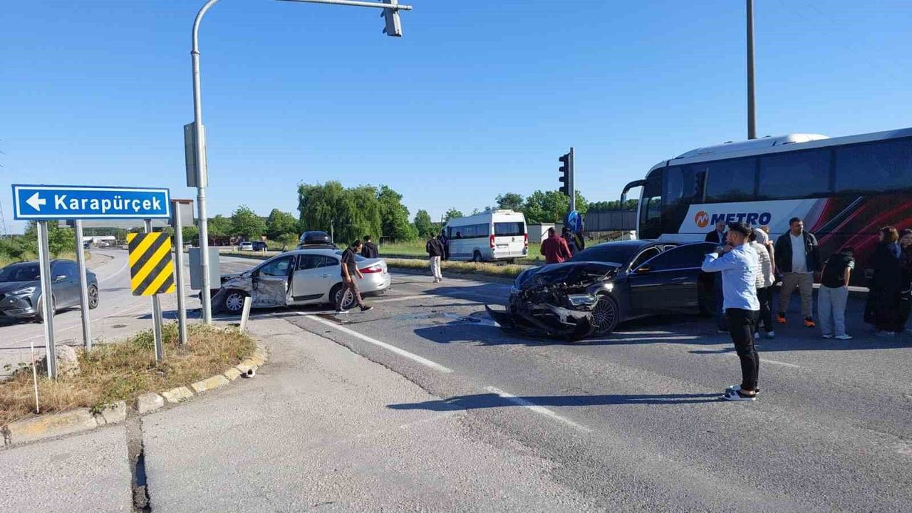 Sakarya'da zincirleme kaza: 3'ü çocuk 5 yaralı