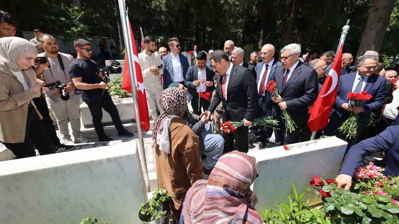 Şehit babasının, elini öpüp bayramını kutlayan Vali'yle diyaloğu yürekleri ısıttı