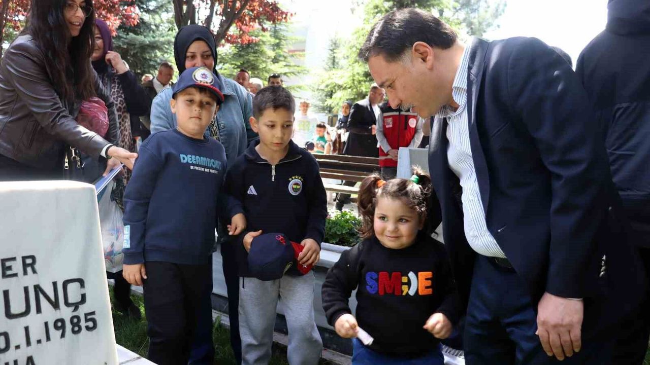 Şehitlikte hüzünlü arife