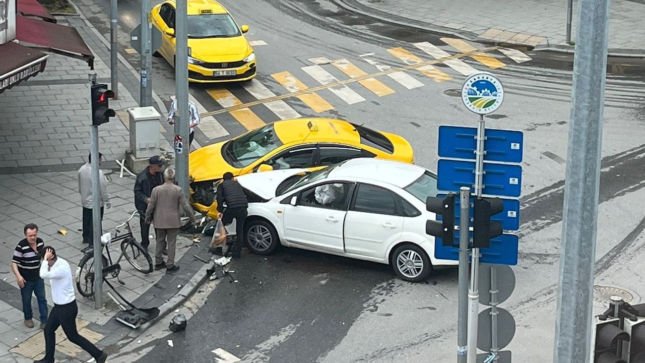 Ticari taksi ile otomobil çarpıştı! 2 Yaralı