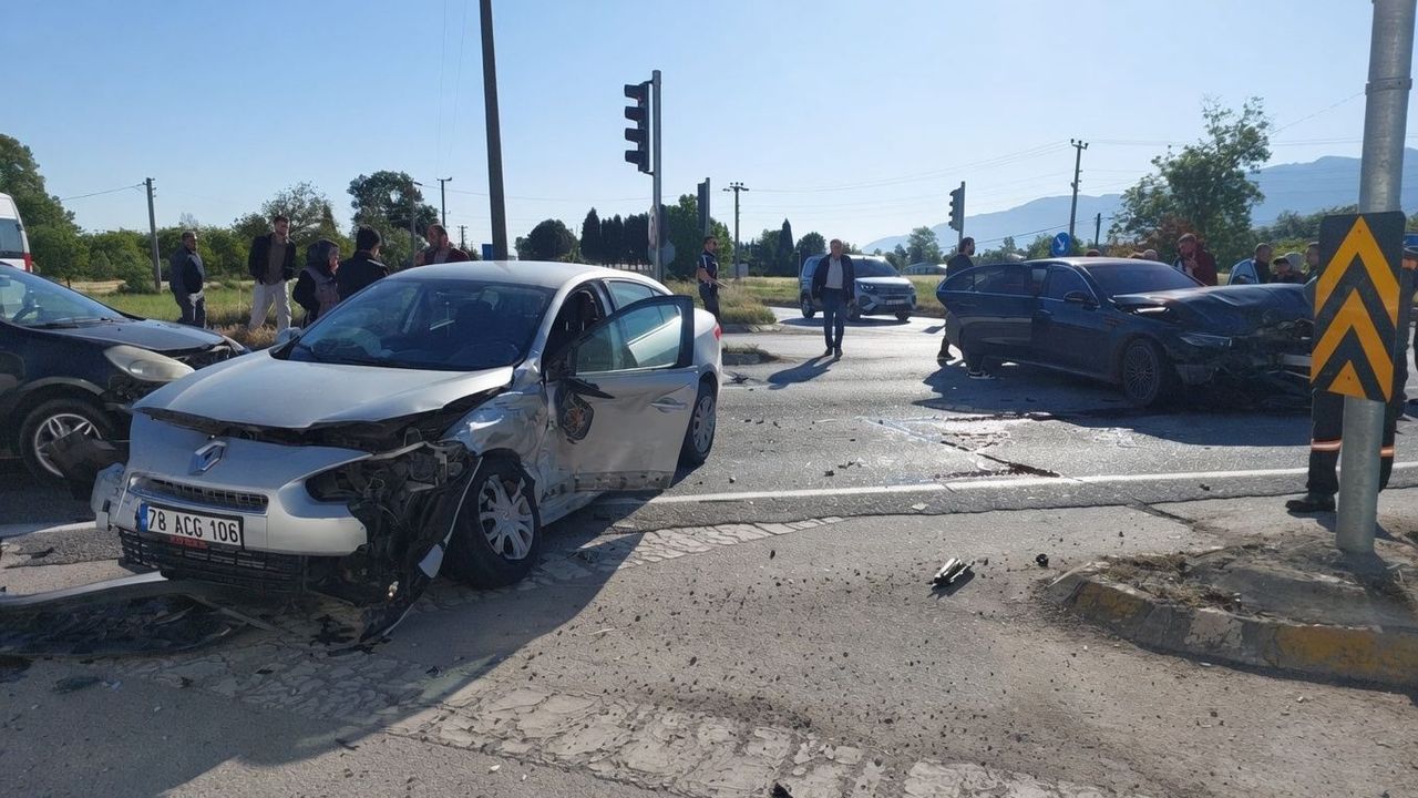 Aynı Kavşakta İkinci Kaza, 5 Yaralı!