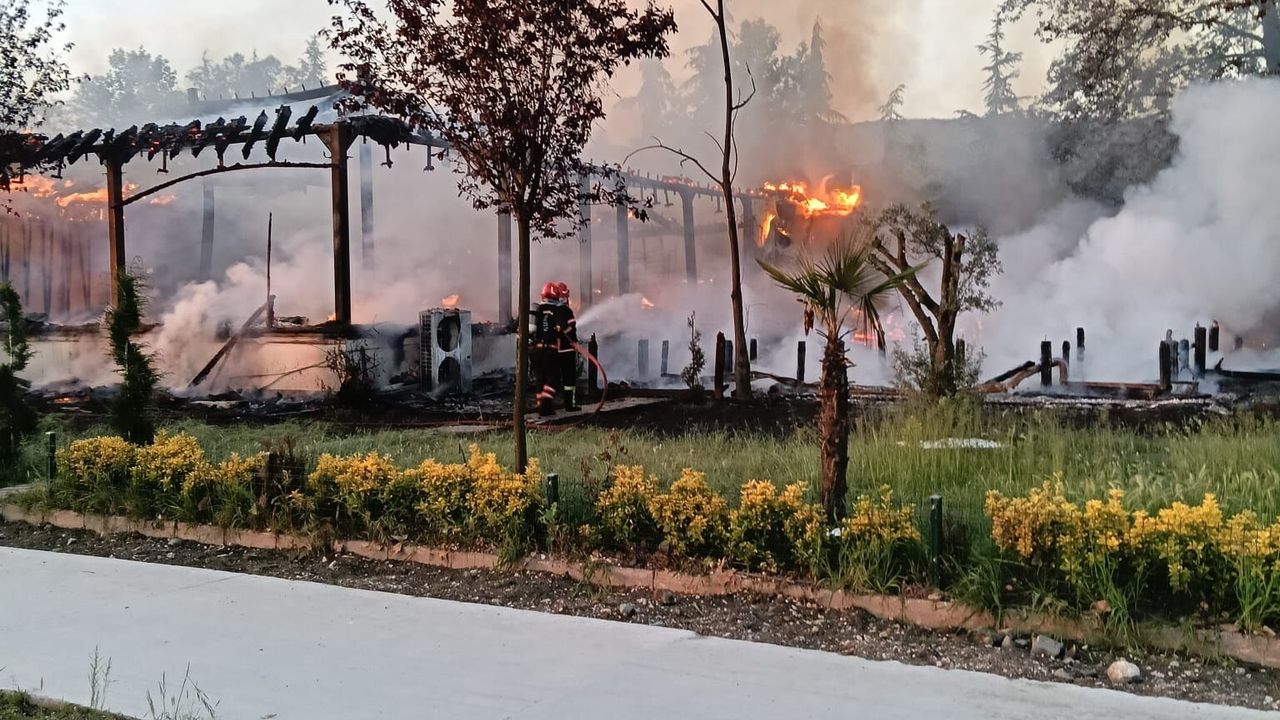 Sapanca'daki lüks restoran alevlere teslim oldu!