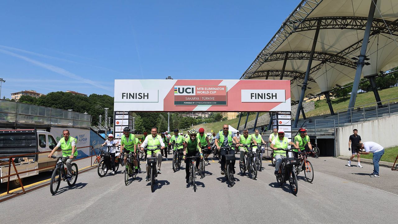 Dünya Bisiklet Günü’nde sağlıklı yaşam için pedal çevirdiler