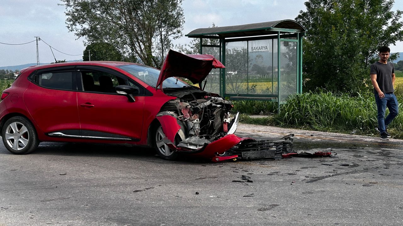 Sakarya'da otomobiller kafa kafaya çarpıştı: Kazada yaralana