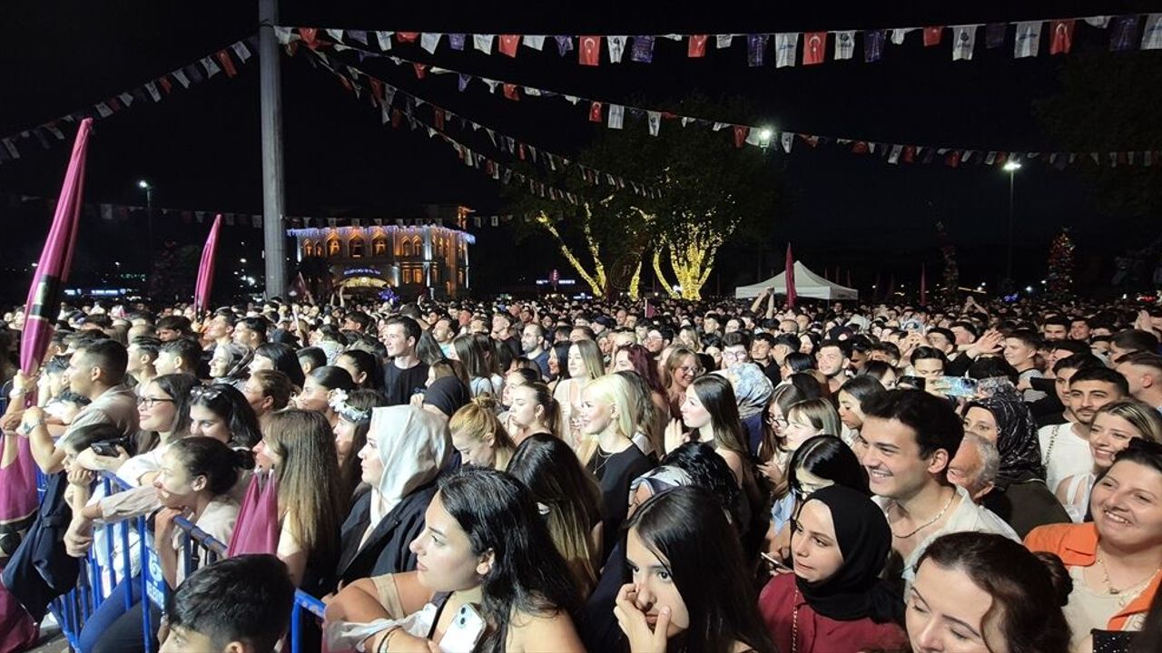 Parmos Bordo Basketbol takımı Bandırma'da şampiyonluğu kutladı