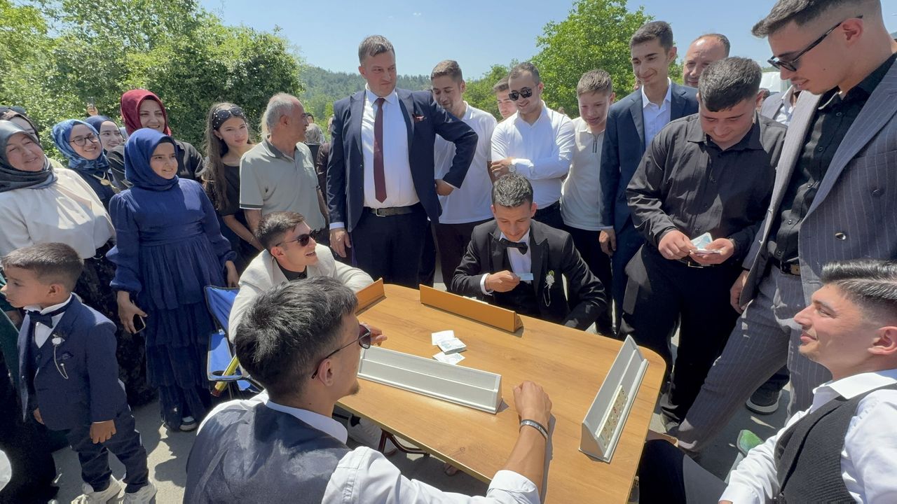 Sakarya'da damada asfaltta çıplak ayakla çiftetelli oynatıp 