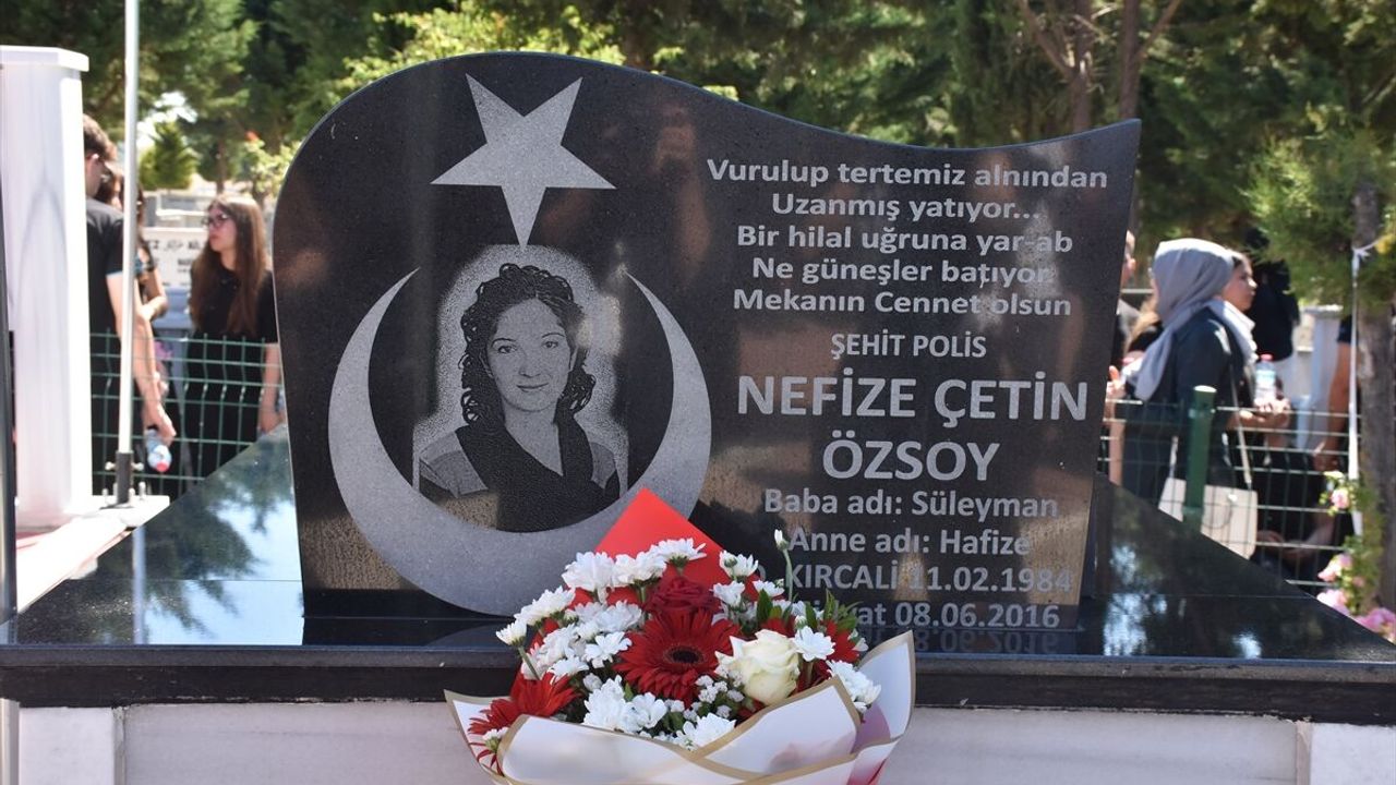 Şehit Nefize Çetin Özsoy şehadetinin 10. yılında kabri başın