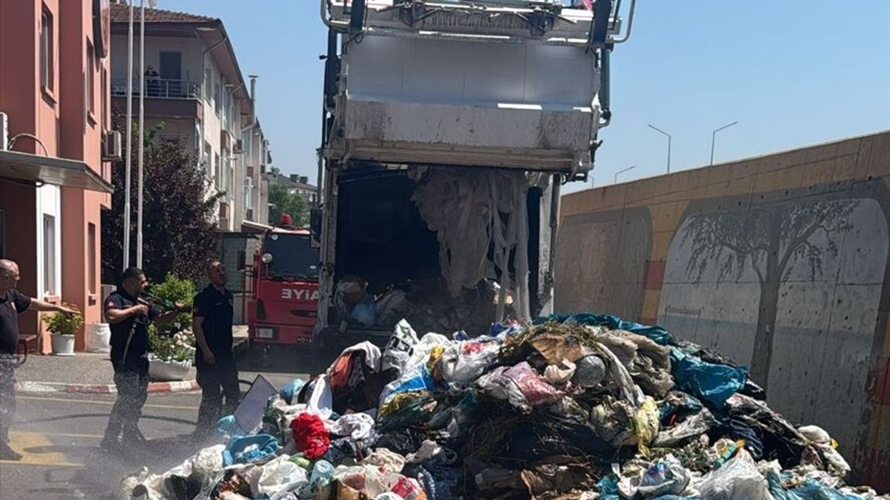 Yalova'da çöp kamyonu sürücüsü, yanmaya başlayan aracını itf