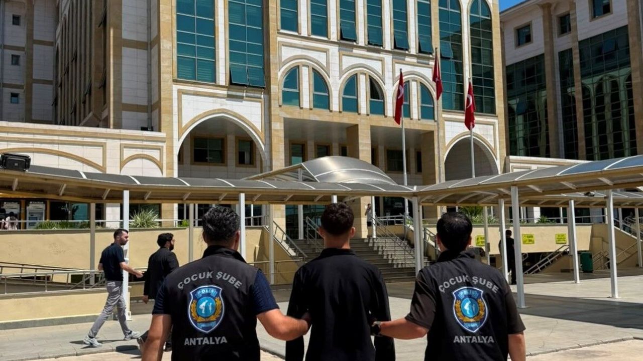 '12'den sonra Antalya'da devlet biziz' diye paylaşım yaptı, gece operasyonuyla yakalandı