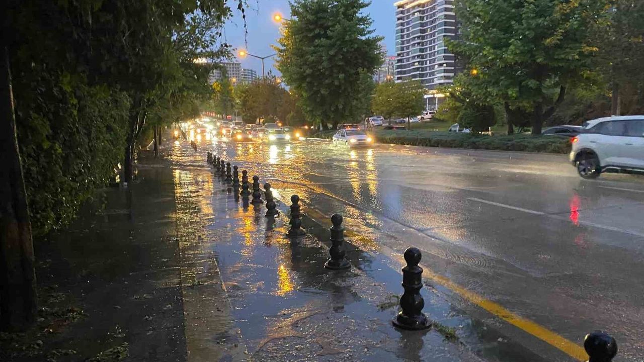 Ankara'da sağanak yağış etkili oldu