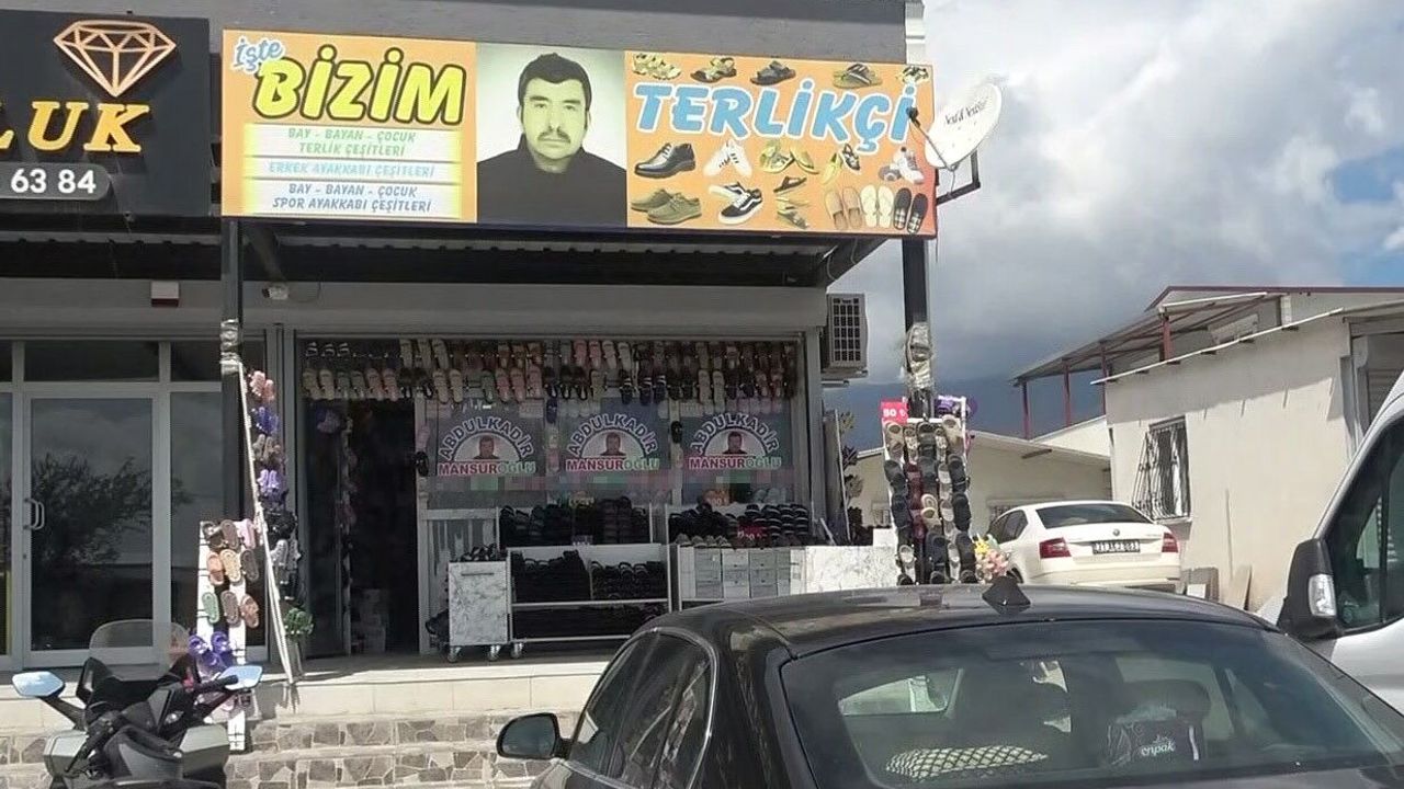 Depremde eşini kaybeden esnaf, müşterileri kendisini tanısın diye vesikalık fotoğrafını iş yerinin önüne astı