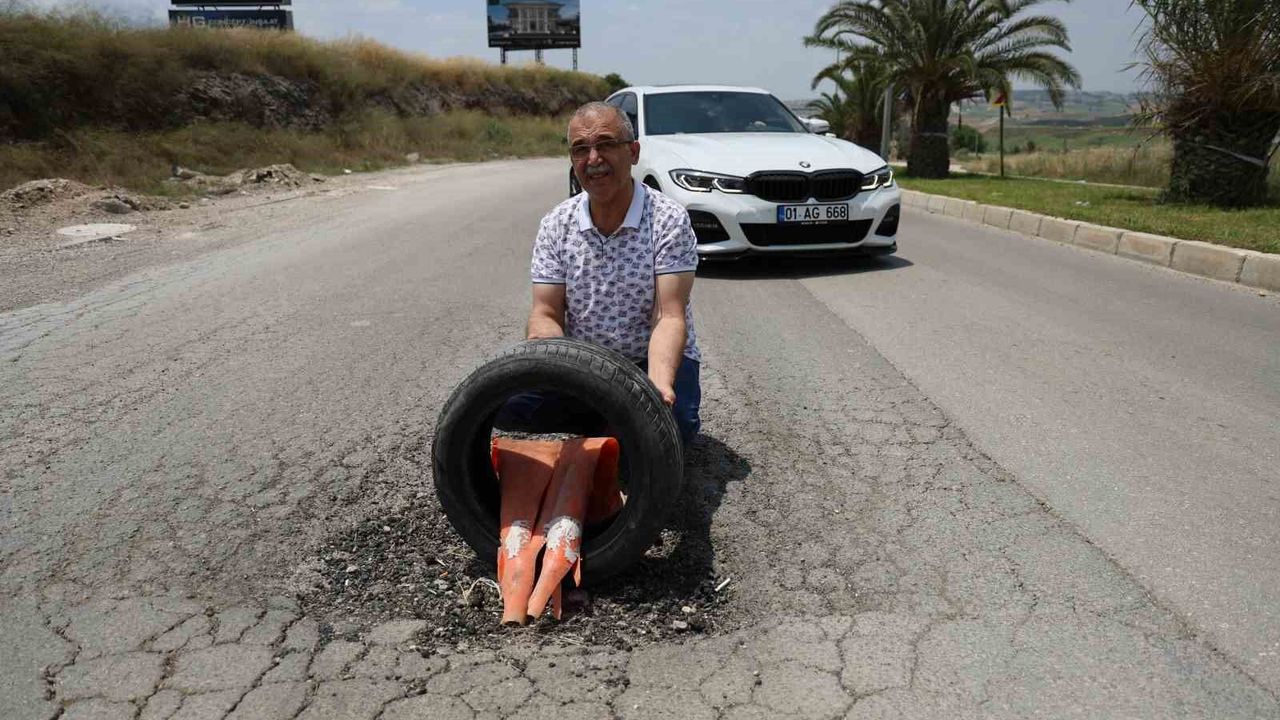 Depremzedelerden belediyeye yol tepkisi: Çukurlara lastik ve