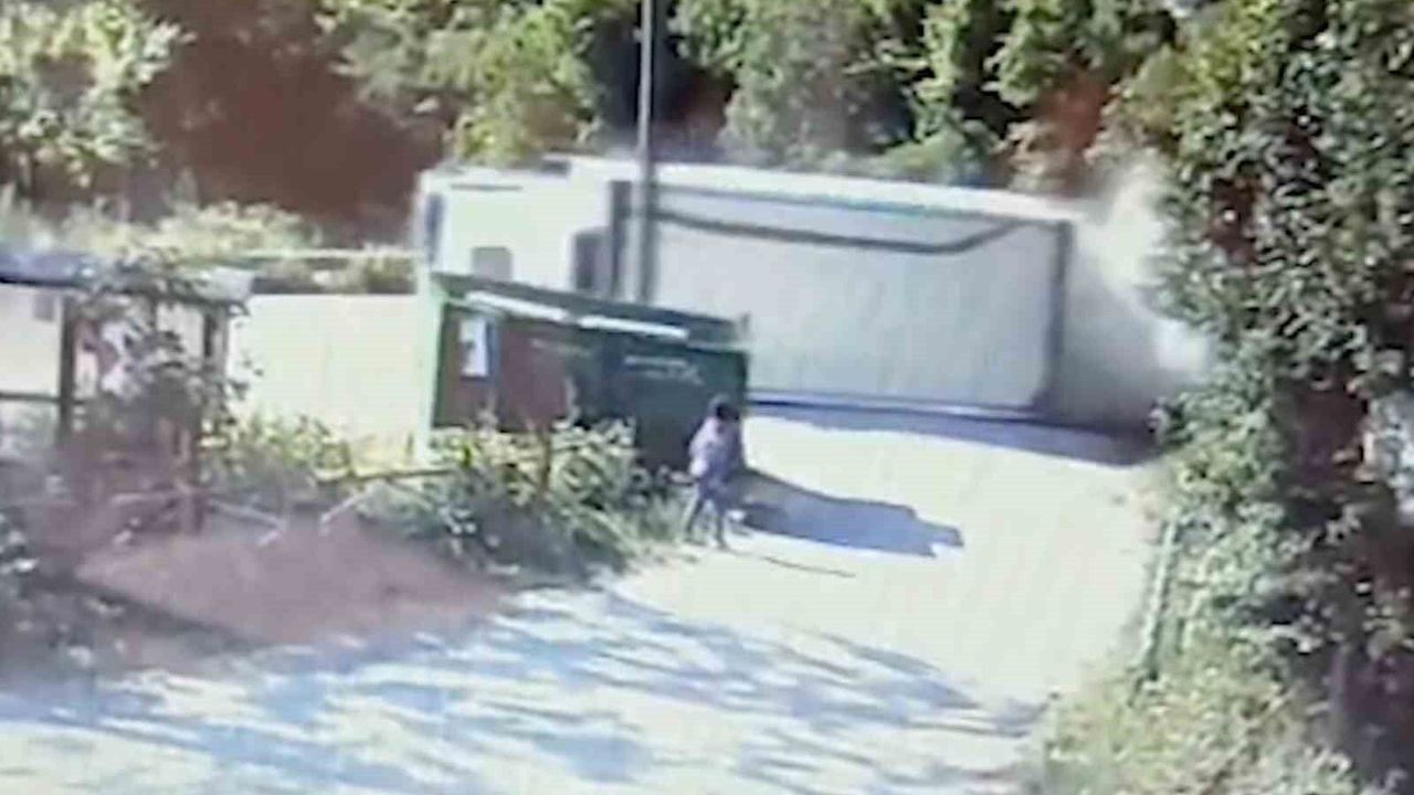 Devrilen kamyonun altında kalmaktan saniyelerle kurtuldu: O 