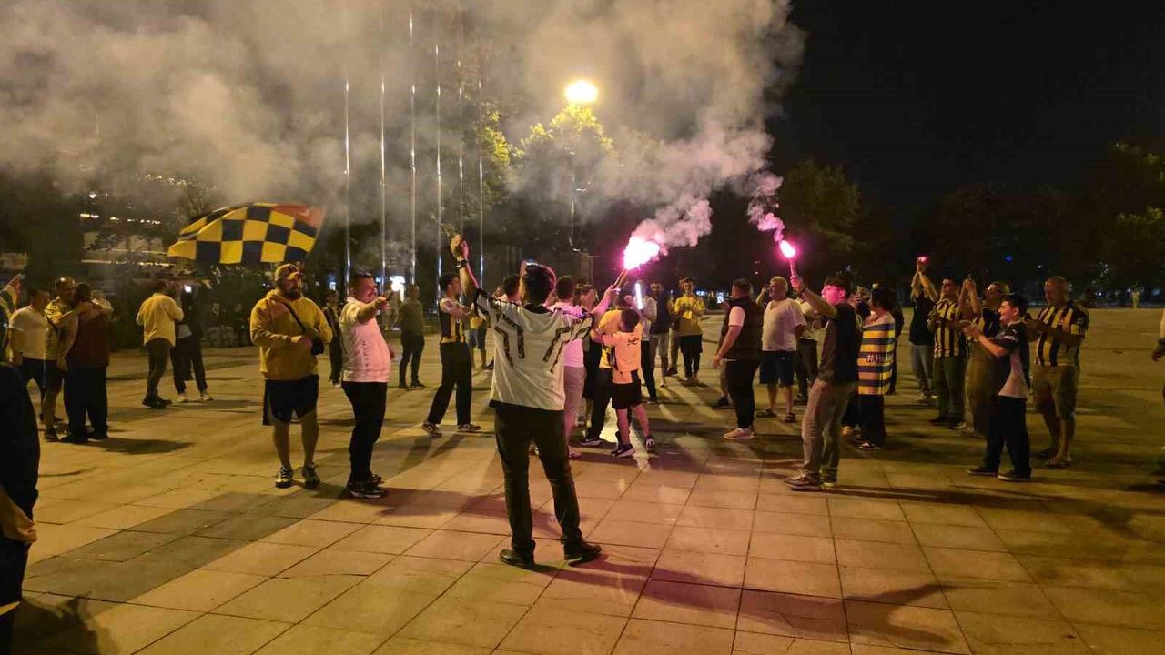 Düzce'de Fenerbahçe Başkanı Aziz Yıldırım sevinci