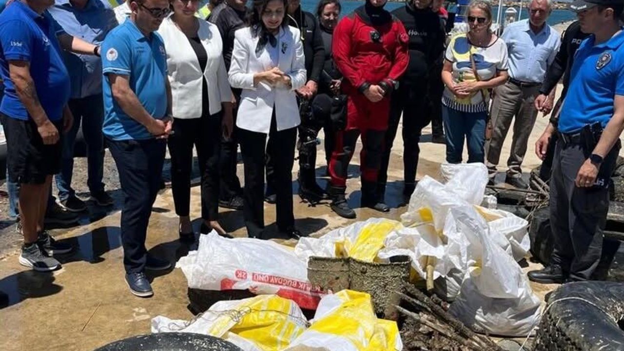 Enez'de kurbağa adamlar deniz dibindeki atıkları temizledi
