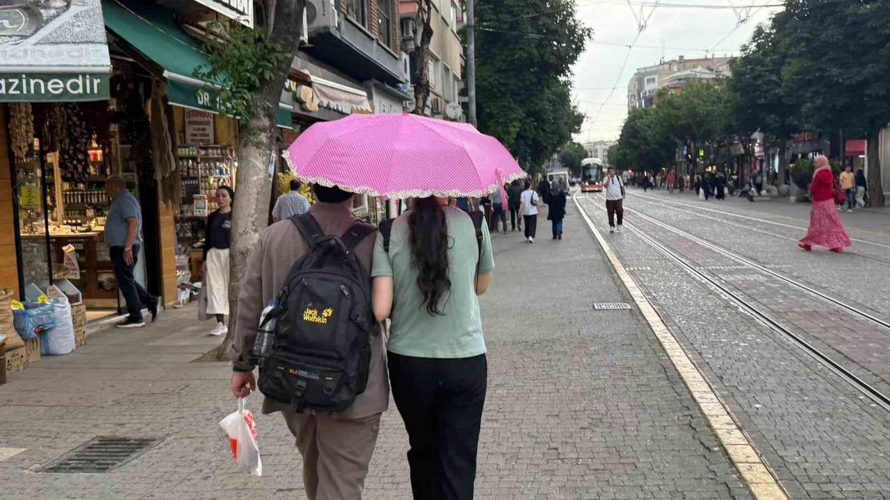 Eskişehir'de beklenen gök gürültülü sağanak yağış etkili old