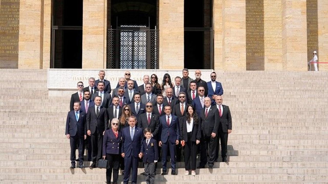 Galatasaray Başkanı Dursun Özbek, kurullarıyla birlikte Anıtkabir'i ziyaret etti