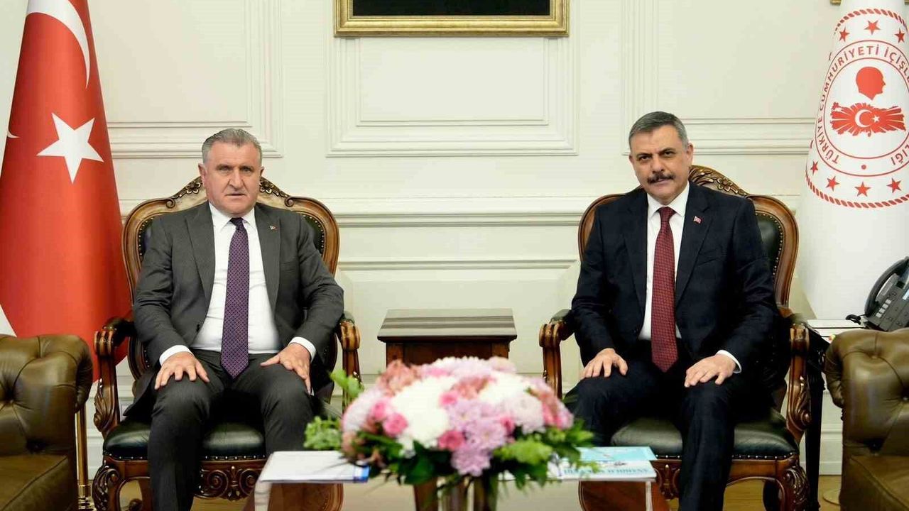 İçişleri Bakanı Çiftçi, Gençlik ve Spor Bakanı Bak ile görüş
