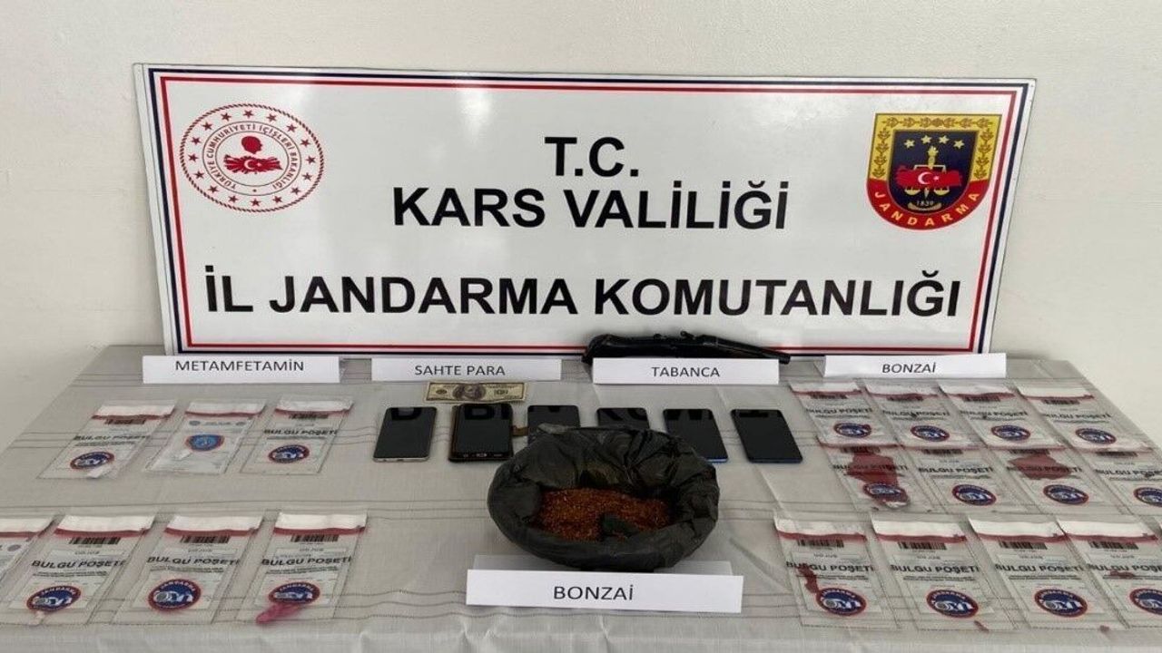 Kars'ta zehir tacirlerine darbe: 7 tutuklama, uyuşturucu ve 