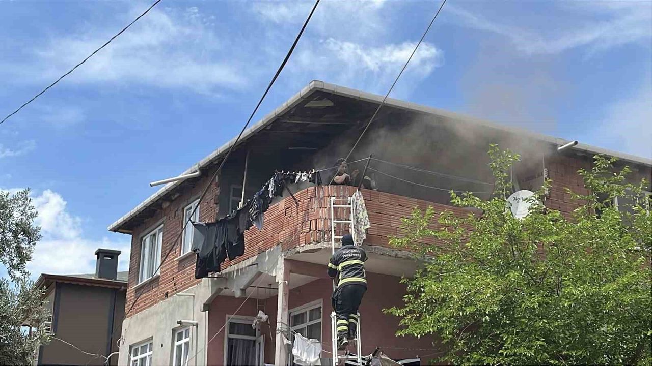 Kocaeli'de korkutan yangın: Balkonda mahsur kalan anne ve bebeği itfaiye kurtardı