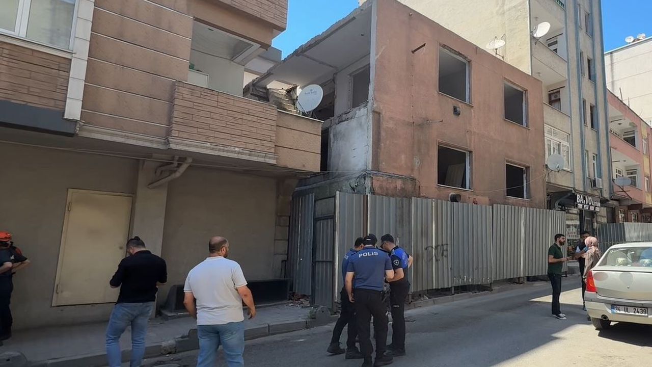 Küçükçekmece'de yıkım sırasında çöken duvarın altında kalan 