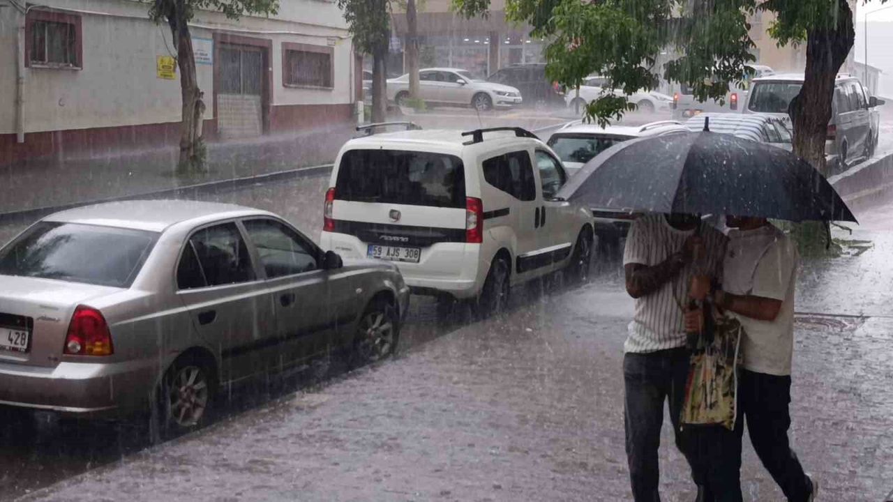 Meteoroloji uyarmıştı: Kars'ı dolu vurdu, Sanayi Bölgesi bey