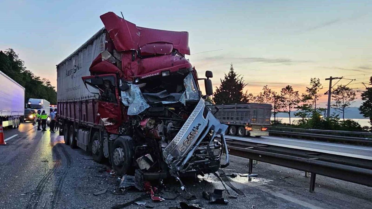 Önündeki kamyona çarptı, hurdaya dönen araçtan hafif sıyrıklarla kurtuldu