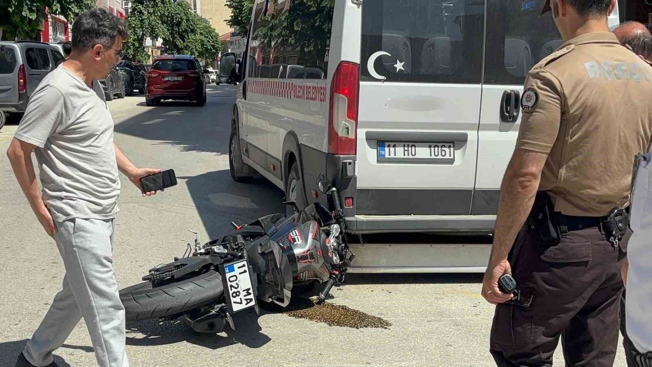 Otomobille çarpışan motosikletli az kalsın minibüsün altında