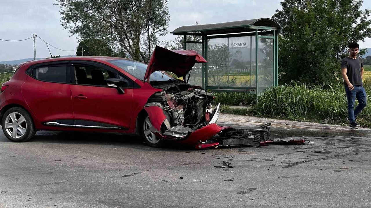 Otomobiller kafa kafaya çarpıştı!