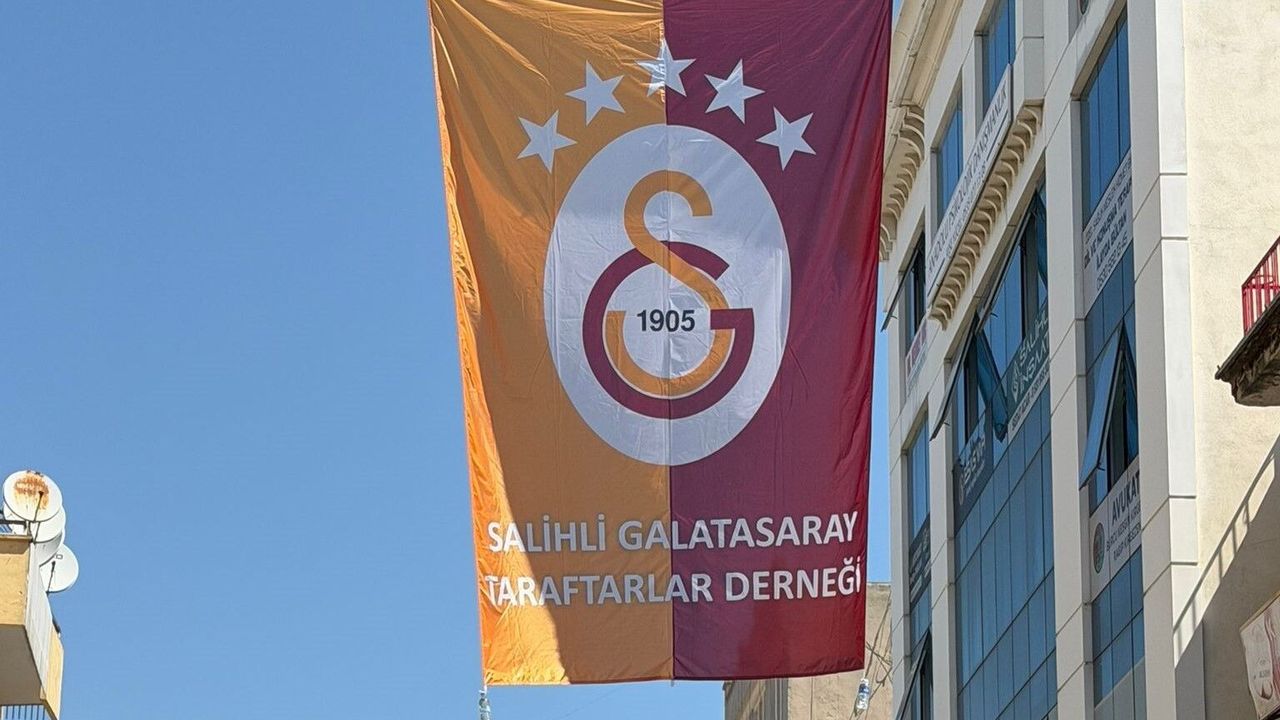 Salihli'de caddelere şampiyon Galatasaray bayrakları asıldı