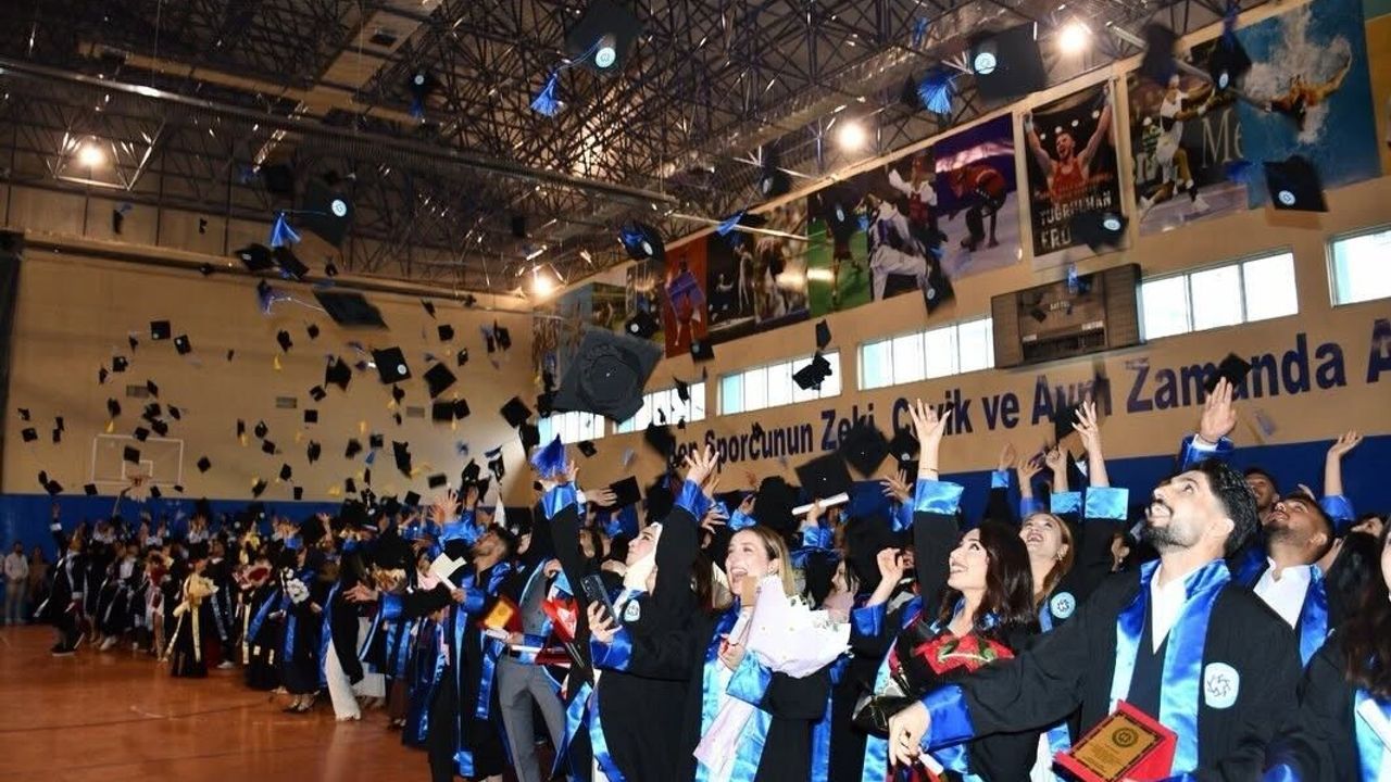Sarıkamış Spor Bilimleri Fakültesi'nde mezuniyet coşkusu