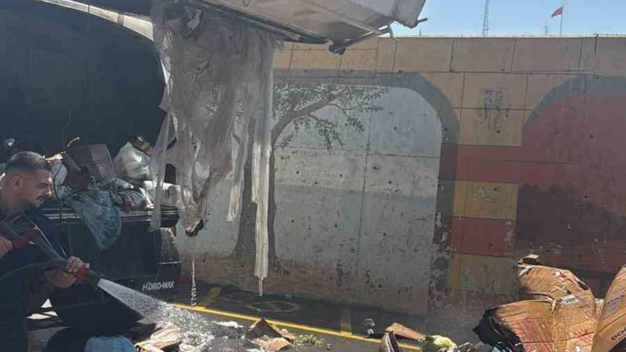 Yalova'da sürücü yanan çöp kamyonunu itfaiyeye götürdü