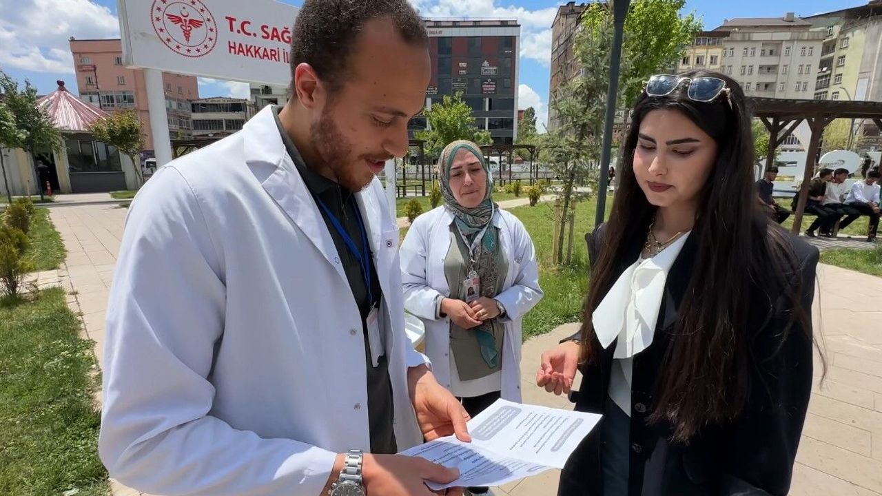 Yüksekova'da sağlık ekiplerinden 'sokakta sigarayı bırakma' seferberliği