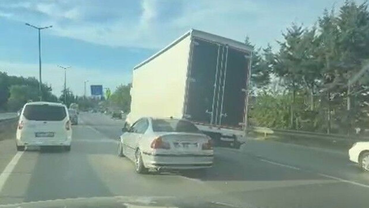 Otomobil kamyonetin kasasına ok gibi saplandı!