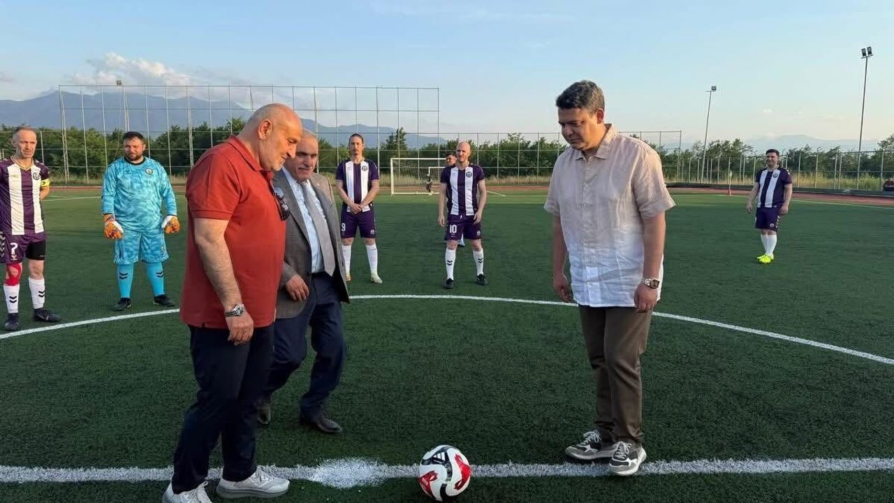 Hendek 20. Geleneksel Kaymakamlık Futbol Turnuvası’na Görkemli Açılış
