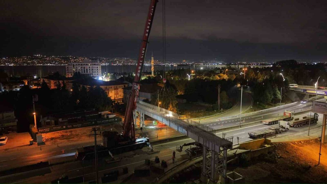 Başiskele Kavşağı’nda gece operasyonu! 80 tonluk tabliye tek hamlede yerine takıldı